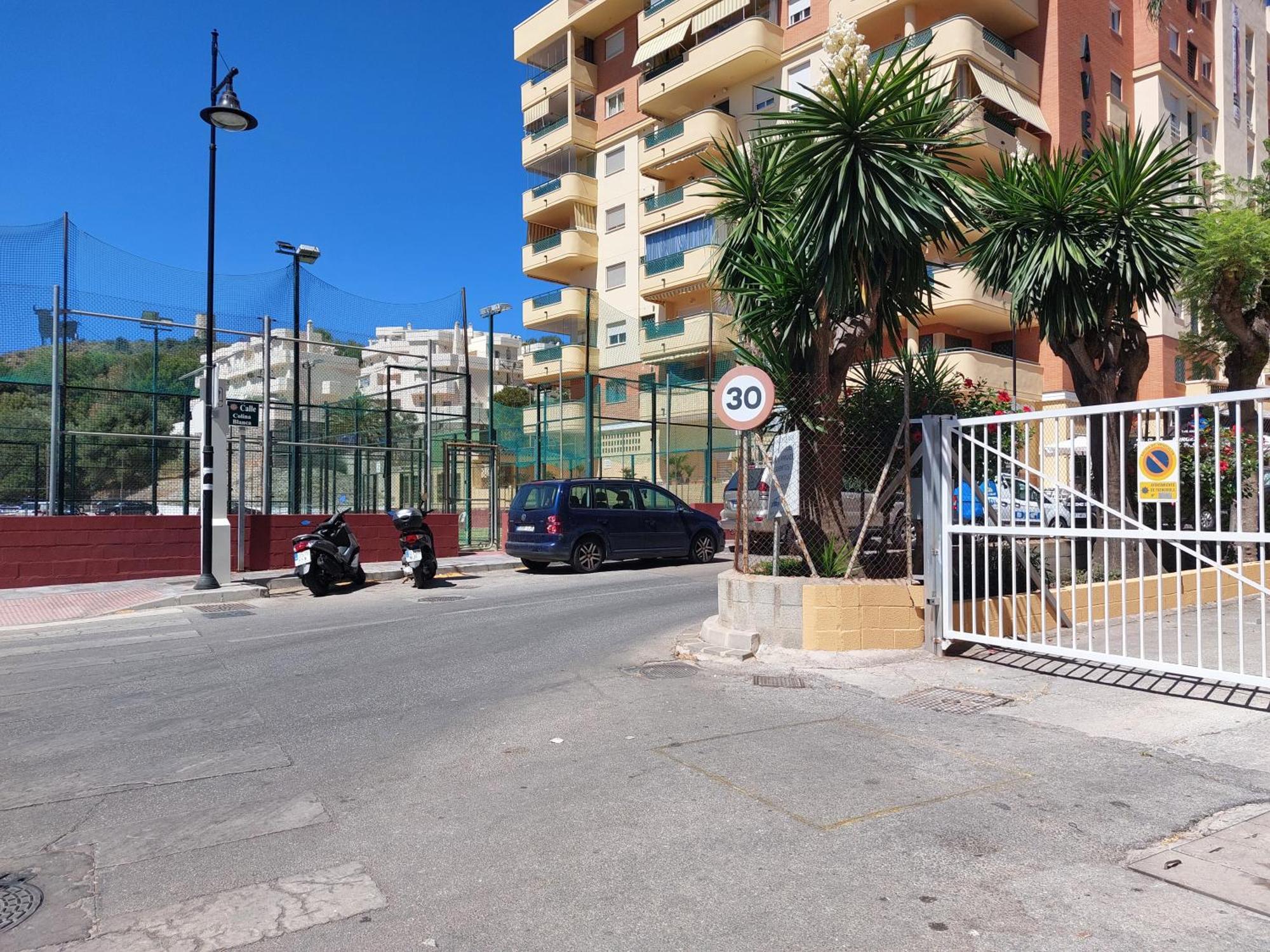 Estudio Con Piscina Y Parking, Playa A 4 Min A Pie, Tren A 2 Min Fuengirola Exterior photo